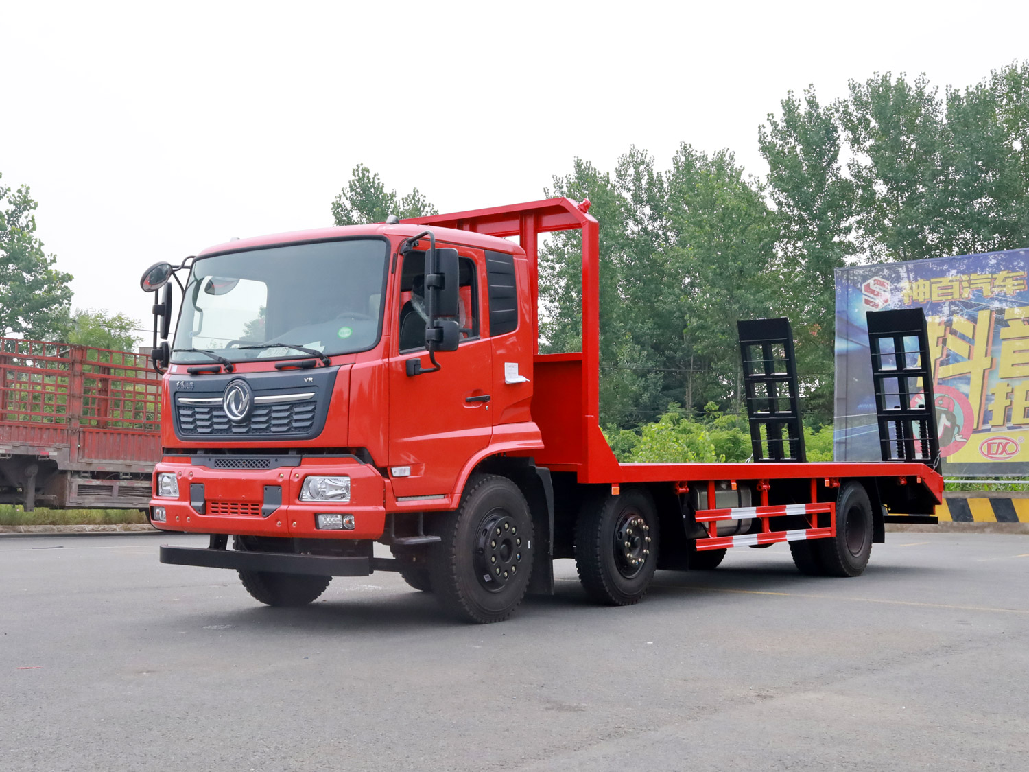 東風(fēng)天錦VR小三軸平板運(yùn)輸車(chē)