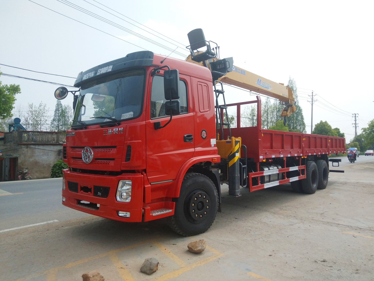 三環T280昊龍駕駛室后雙橋上裝徐工14噸直臂式吊機 三環T280昊龍駕駛室后雙橋上裝徐工14噸直臂式吊機