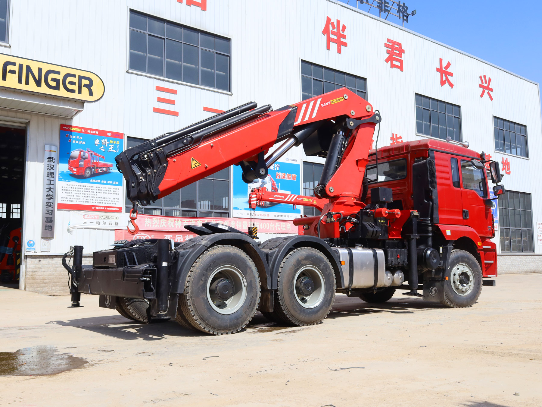 陜汽德龍新M3000牽引頭上裝三一30噸折臂式吊機 陜汽德龍新M3000牽引頭上裝三一30噸折臂式吊機
