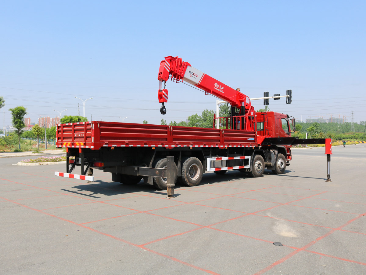 東風柳汽乘龍H51S前四后八上裝長興20噸直臂式吊機 東風柳汽乘龍H51S前四后八上裝長興20噸直臂式吊機