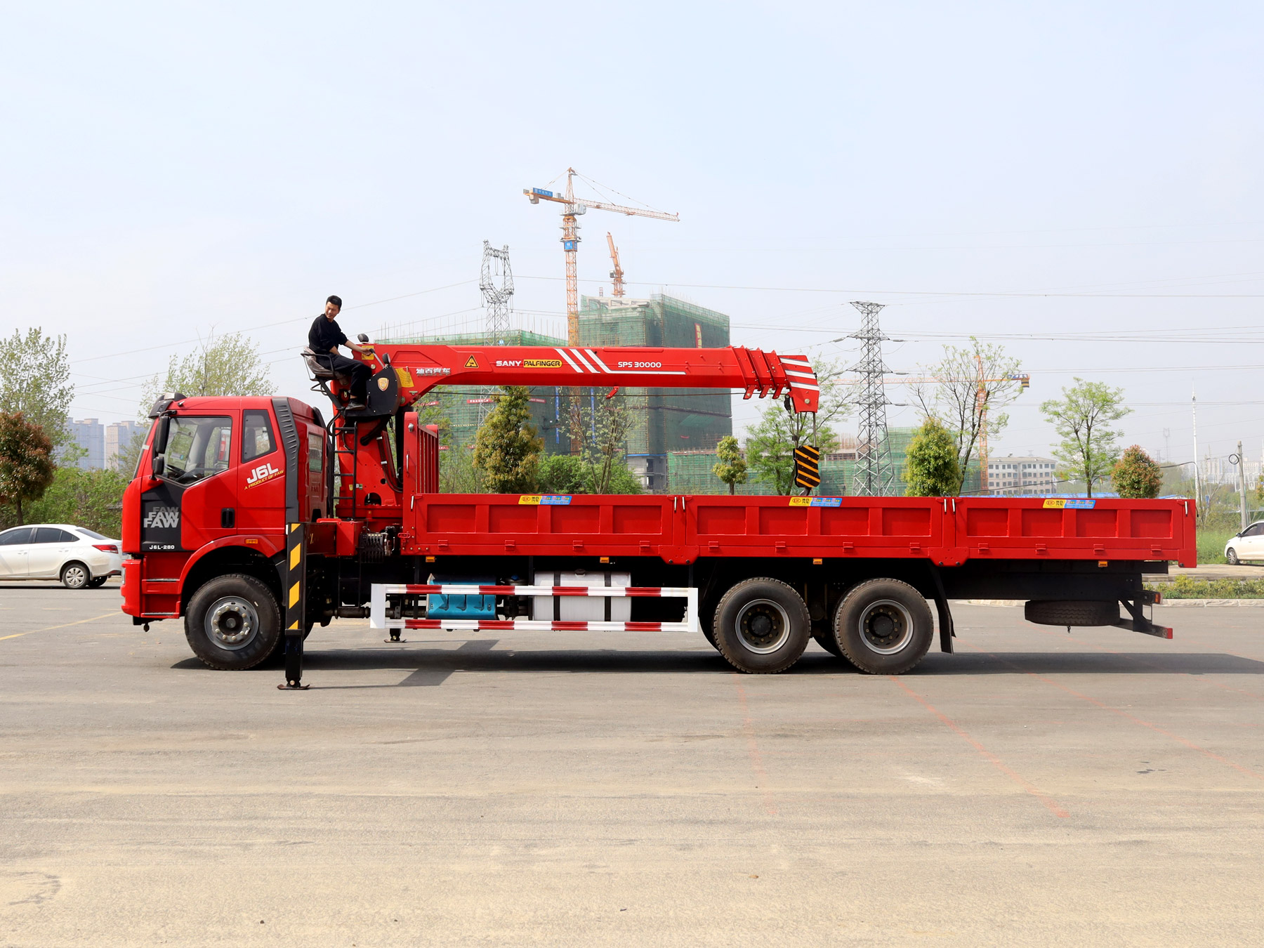 解放J6L后雙橋上裝三一12噸直臂式吊機(jī) 解放J6L后雙橋上裝三一12噸直臂式吊機(jī)