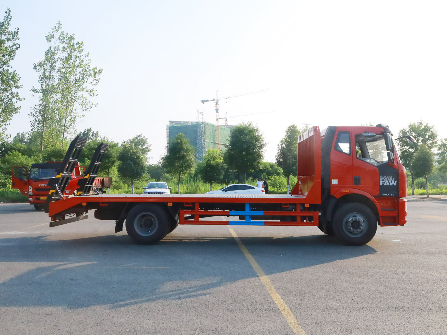解放J6L排半平板運(yùn)輸車 解放J6L排半平板運(yùn)輸車