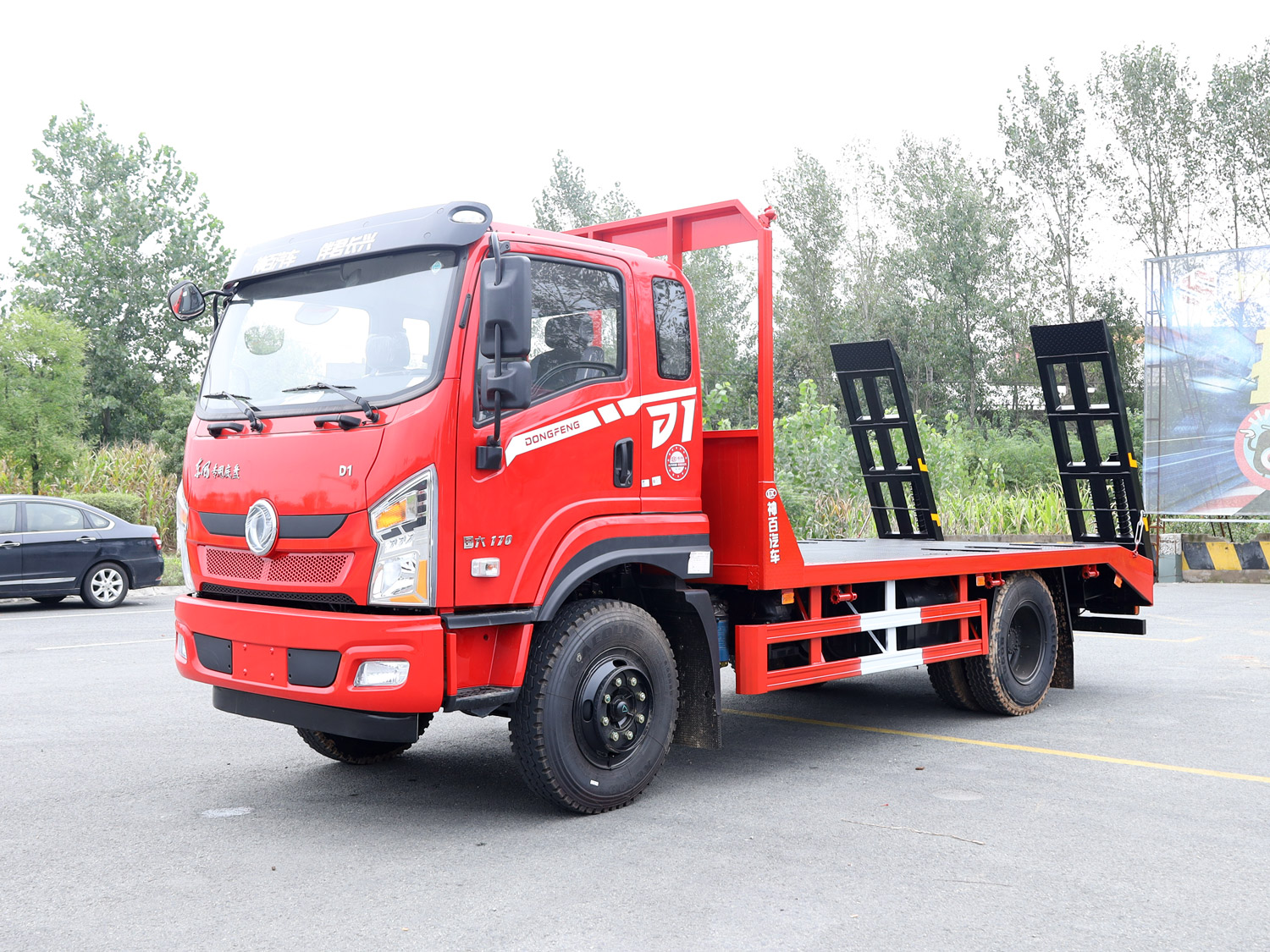 東風(fēng)專(zhuān)底D1排半平板運(yùn)輸車(chē)