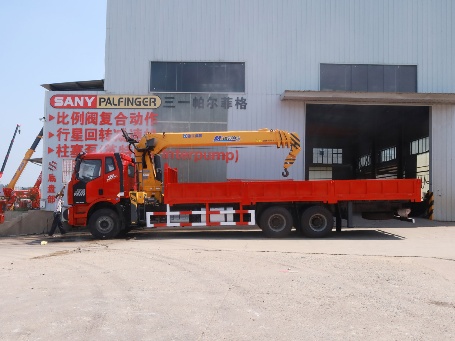 解放J6L后雙橋上裝徐工12噸直臂式吊機 解放J6L后雙橋上裝徐工12噸直臂式吊機