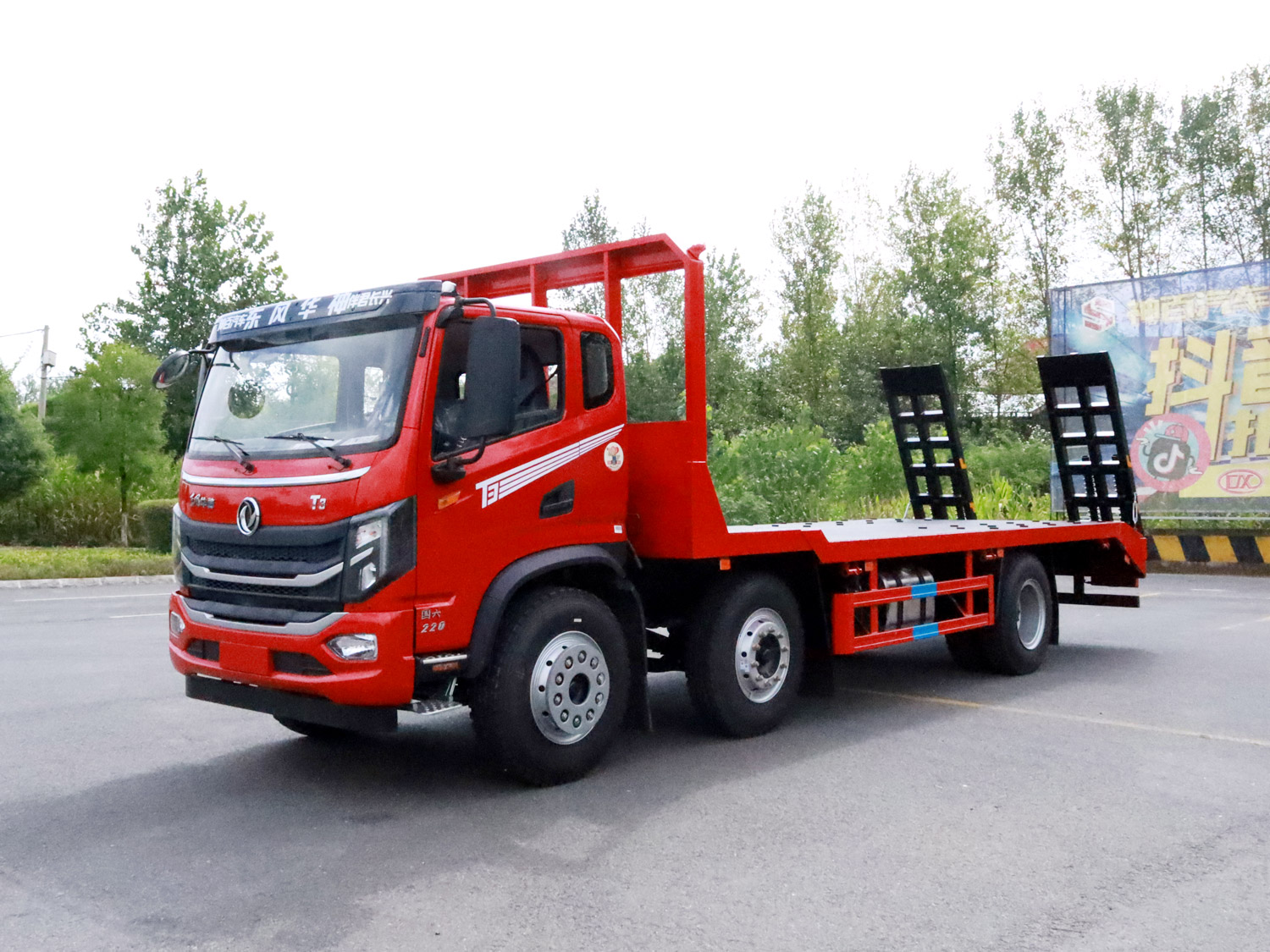 東風(fēng)華神T3小三軸平板運(yùn)輸車(chē)