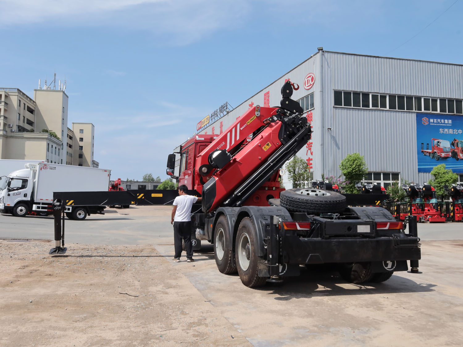 陜汽德龍M3000S牽引頭上裝三一35噸折臂式吊機 陜汽德龍M3000S牽引頭上裝三一35噸折臂式吊機