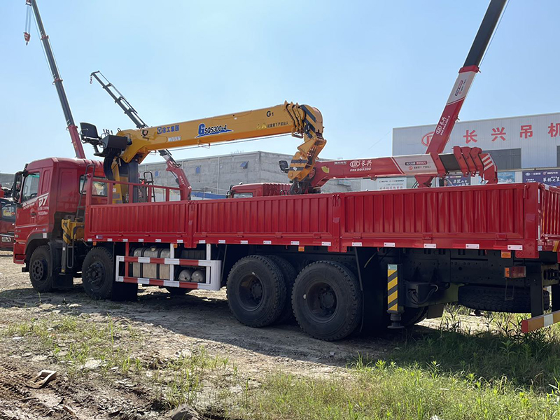 東風暢行D7前四后八徐工12噸隨車吊 東風暢行D7前四后八徐工12噸隨車吊